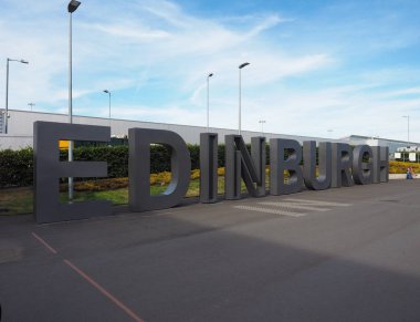 Edinburgh, İngiltere - Haziran 2018 yaklaşık: Edinburgh Airport, Edinburgh çelik işareti