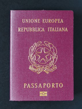 Milan, İtalya - Temmuz 2018 yaklaşık: İtalyan pasaport kimlik belgesi ile İtalya, Europe elektronik çip. Unione Europea anlamına Avrupa Birliği, Repubblica Italiana İtalyan Cumhuriyeti gelir.