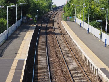 Edinburgh, İngiltere - Haziran 2018 yaklaşık: Dalmeny Tren İstasyonu Forth Köprüsü için