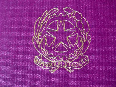 Milan, İtalya - Temmuz 2018 yaklaşık: Repubblica (İtalya Cumhuriyeti anlamına gelir) Italiana armasının üzerinde İtalyan pasaportu