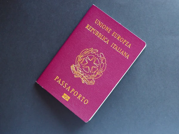 Milão Itália Circa Julho 2018 Documento Identidade Passaporte Italiano Com — Fotografia de Stock