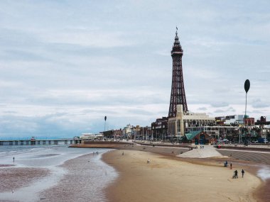 Blackpool, İngiltere - Haziran 2016 yaklaşık: Blackpool Pleasure Beach resort ve Blackpool Tower Fylde kenarı Lancashire'deki/daki oteller