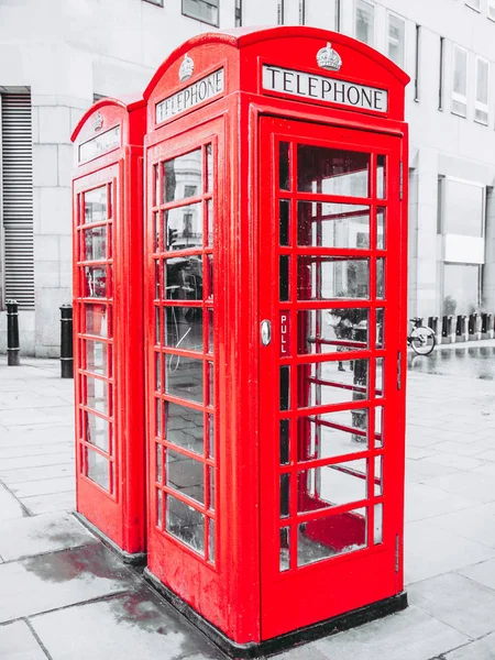 Красная Телефонная Будка Лондоне Обесцвеченном Черно Белом Фоне — стоковое фото