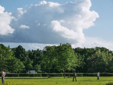 Berlin, Almanya - 11 Mayıs 2014: Turist Tiergarten Parkı