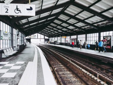 Hamburg, Almanya - Mayıs 2017 yaklaşık: S-Bahn (S-tren) hızlı taşıma sistemi