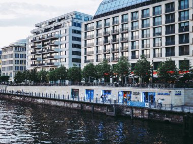 Berlin, Almanya - Haziran 2016 yaklaşık: Ddr Müzesi Spree Nehri kıyısında