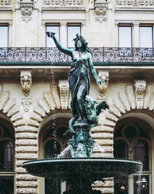 Hamburg, Almanya - Mayıs 2017 yaklaşık: Hygeieia Çeşmede Hamburg Rathaus (Belediye Binası)