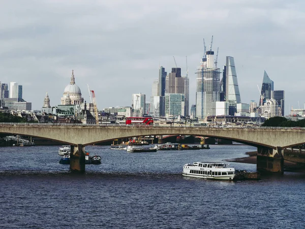 Haziran 2018 Yaklaşık Londra Ngiltere Waterloo Köprüsü River Thames Manzaraya — Stok fotoğraf
