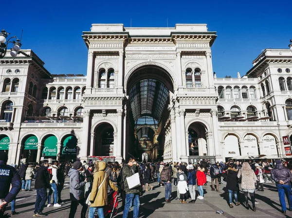 Milão Itália Circa Janeiro 2017 Turistas Visitam Piazza Duomo Que — Fotografia de Stock