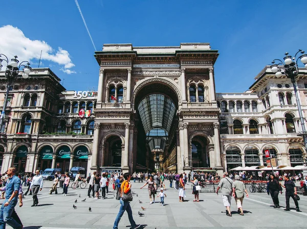 Μιλάνο Ιταλία Μαΐου Τουρίστες ʼΓιον Piazza Duomo Πλατεία Στις Μαΐου — Φωτογραφία Αρχείου