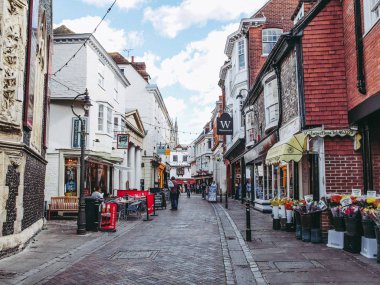 Canterbury, İngiltere - 11 Eylül 2012: turist tarihi şehir merkezini gezmek