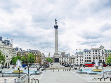 Londra'da trafalgar Meydanı unrecognisable kalabalık ile Ulusal Galeri verandanın üzerinden görünümü