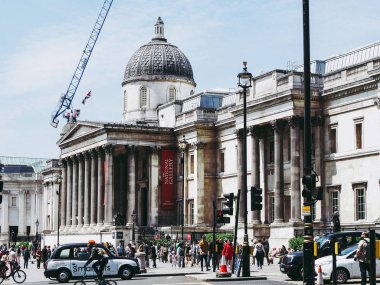 Yaklaşık Haziran 2018 - Londra, İngiltere: Trafalgar Meydanı'nda National Gallery