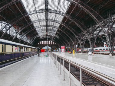 Leipzig, Almanya - 12 Haziran 2014: hauptbahnhof dresden ve berlin şehir bağlanma Leipzig tren garına olduğunu