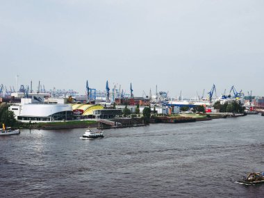Hamburg, Almanya - Mayıs 2017 yaklaşık: Hamburger Hafen (Hamburg liman) liman Elbe nehrinde