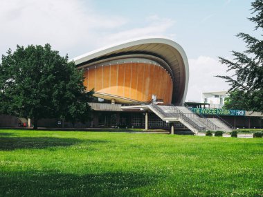 Berlin, Almanya - Haziran 2016 yaklaşık: Haus der Kulturen der Welt Tiergarten Parkı dünyada kültürleri evi anlamı Hugh Stubbins tarafından 1957 Interbau sergi için tasarlanmış