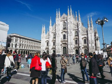 Milan, İtalya - 28 Mart 2015: turist piazza Duomo milan katedral kilise önünde kare