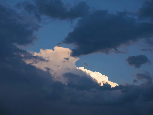 Céu Azul Com Nuvens Úteis Como Fundo — Fotografia de Stock