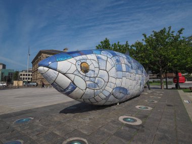 Belfast, İngiltere - Haziran 2018 yaklaşık: Big Fish (akathe bilgi somon) seramik mozaik heykel John nezaket Donegall Quay içinde tarafından