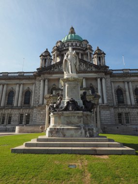 Belfast, İngiltere - Haziran 2018 yaklaşık: Kraliçe Victoria heykeli önünde Belfast City Hall