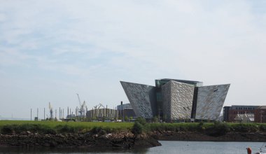 Belfast, İngiltere - Haziran 2018 yaklaşık: Titanic Belfast Merkezi sitesinde nerede Rms Titanic inşa edilmiş eski Harland Wolff Tersane