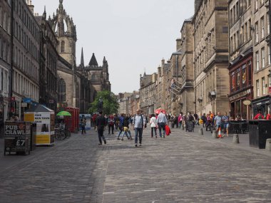 Edinburgh, İngiltere - Haziran 2018 yaklaşık: Royal Mile insanlar