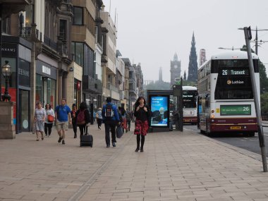 Edinburgh, İngiltere - Haziran 2018 yaklaşık: İnsanlarda Princes Caddesi
