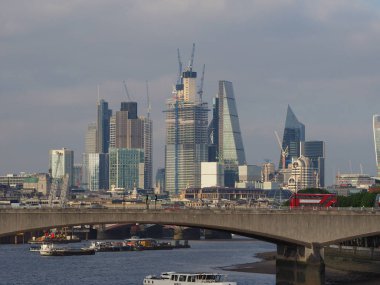 Haziran 2018 yaklaşık - Londra, İngiltere: Waterloo Köprüsü ve river Thames manzaraya günbatımı, arka planda şehir gökdelenler ile