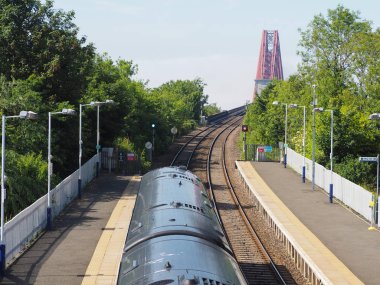 Edinburgh, İngiltere - Haziran 2018 yaklaşık: Dalmeny Tren İstasyonu Forth Köprüsü için
