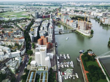 DUESSELDORF, ALMANY - 3 AĞUSTOS 2009: Yeni Medienafen, Steven Holl, David Chipperfield ve Frank O Gehry tarafından tasarlanmış binalar ve eski limanlarda yeniden yapılanma alanı.