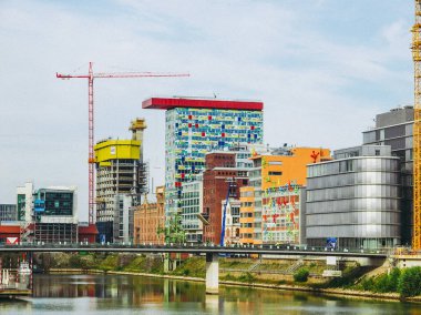 DUESSELDORF, ALMANY - 3 AĞUSTOS 2009: Yeni Medienafen, Steven Holl, David Chipperfield ve Frank O Gehry tarafından tasarlanmış binalar ve eski limanlarda yeniden yapılanma alanı.