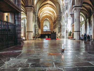 Canterbury, İngiltere - 11 Eylül 2012: mum sürekli yer nerede saint thomas becket 1170 canterbury Katedrali öldürülmüş işaretlemek için yanıyor.