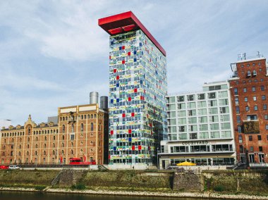DUESSELDORF, ALMANY - 3 AĞUSTOS 2009: Yeni Medienafen, Steven Holl, David Chipperfield ve Frank O Gehry tarafından tasarlanmış binalar ve eski limanlarda yeniden yapılanma alanı.