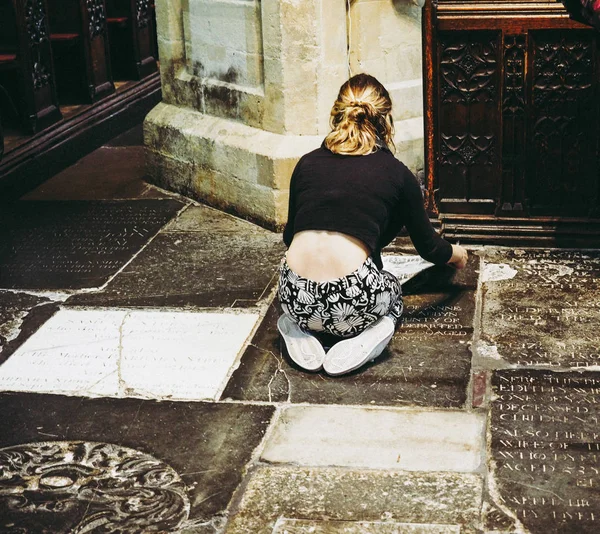 Bristol Circa September 2016 Young Female Artist Drawing Bristol Cathedral — Stock Photo, Image