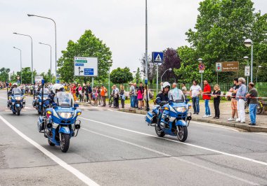 Settimo Torinese, İtalya - Mayıs 2015 yaklaşık: Polis üzerinde motosiklet İtalya Bisiklet turu İtalya Tur sektörlerine yarış anlamı