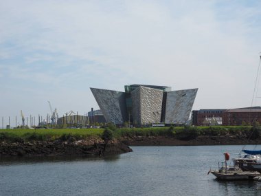 Belfast, İngiltere - Haziran 2018 yaklaşık: Titanic Belfast Merkezi sitesinde nerede Rms Titanic inşa edilmiş eski Harland Wolff Tersane