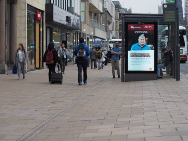 Edinburgh, İngiltere - Haziran 2018 yaklaşık: İnsanlarda Princes Caddesi
