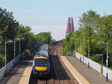 Edinburgh, İngiltere - Haziran 2018 yaklaşık: Dalmeny Tren İstasyonu Forth Köprüsü için