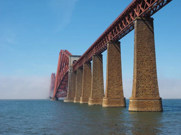 フォース橋 片持梁などの湾を渡る鉄道橋は 英国エジンバラ 1882 年に建て — ストック写真