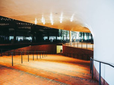 Hamburg, Almanya - Mayıs 2017 yaklaşık: The Plaza Herzog ve De Meuron tarafından tasarlanan Elbphilharmonie Konser Salonu'nda