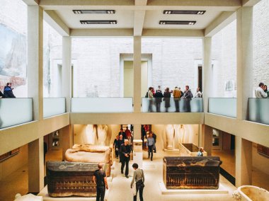 Berlin, Almanya - Nisan 2010 yaklaşık: Yeni müze tasarlanmış Neues Museum anlamı İngiliz tarafından gelen turist David Chipperfield mimar.