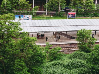 Berlin, Almanya - 12 Nisan 2014: S41 S42 S8 ve S9 Sbahn çizgilerle hizmet Prenzlauer Berg bölgesinde Landsberger Allee istasyonunda bekleyen insanlar