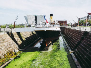 Belfast, İngiltere - Haziran 2018 yaklaşık: Ss göçebe ihale gemi White Star Line Titanic Quarter