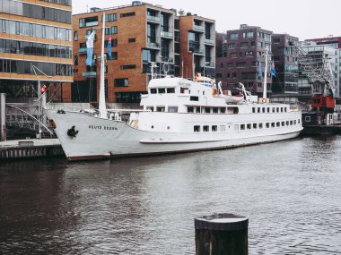 Hamburg, Almanya - Mayıs 2017 yaklaşık: Hafencity çeyrek Elbe Nehri üzerindeki Hamburg Mitte bölgesi içinde Grasbrook üzerinde eski Hamburger Hafen (Hamburg liman ada)
