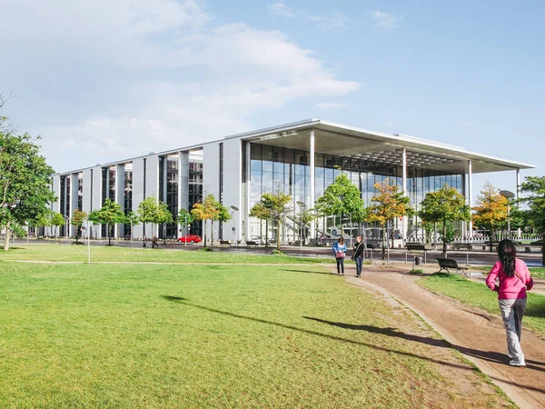 Berlin, Almanya - 11 Nisan 2014: hükümet binaları (Alman Parlamentosu) reichstag yakınındaki grup des bundes kompleksi ziyaret insanlar inşa 1995 aşağıdaki Almanya'nın yeniden birleşmesi
