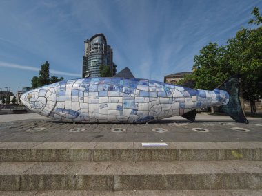 Belfast, İngiltere - Haziran 2018 yaklaşık: Big Fish (akathe bilgi somon) seramik mozaik heykel John nezaket Donegall Quay içinde tarafından