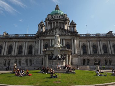 Belfast, İngiltere - Haziran 2018 yaklaşık: İnsanların önünde Belfast City Hall Park'ta