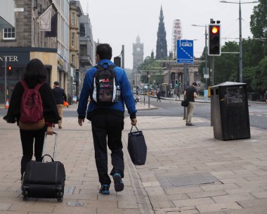 Edinburgh, İngiltere - Haziran 2018 yaklaşık: İnsanlarda Princes Caddesi