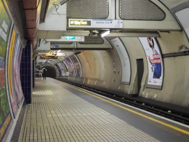 Haziran 2018 yaklaşık - Londra, İngiltere: Londra Yeraltı Metro İstasyonu platformu