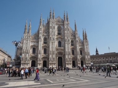 Milan, İtalya - Nisan 2018 yaklaşık: İnsanlar Piazza Duomo (yani Milan Katedrali Duomo di Milano önünde)